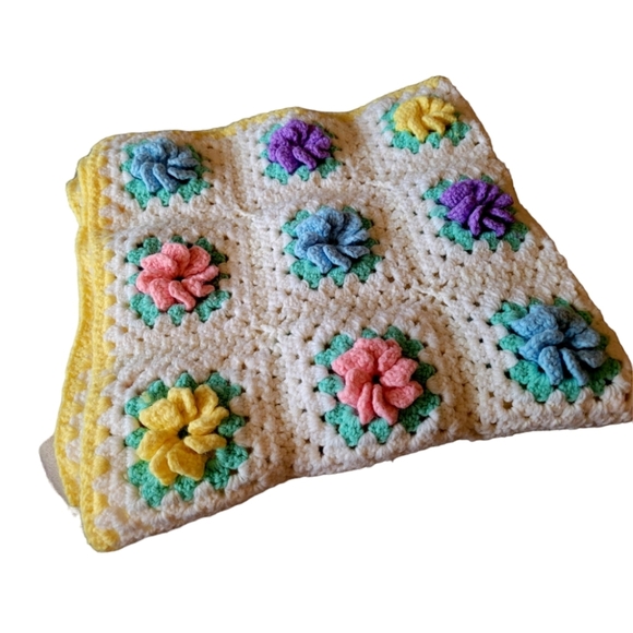 Hand Crocheted Baby Girls 3 Dimensional Floral Lap Blanket Pastel Colors 32 x 35 - Picture 1 of 4